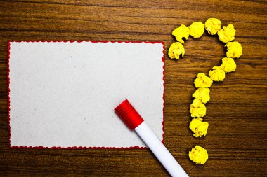 Beyaz kağıt buruşuk marker kağıtları soru işareti ahşap arka plan oluşturan reklam için Minimalist grafik düzeni şablonu tasarım iş boş şablon izole