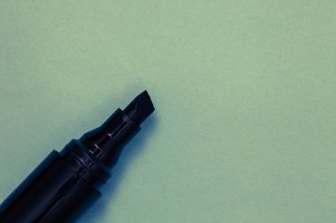 Tasarım iş boş şablon serpin mavi renk siyah zemin açık işaret yanında bazı anahat metinler üzerinde reklam için Minimalist grafik düzeni şablonu izole