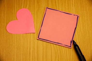 Tasarım iş boş kopya alanı metin reklam Web sitesi promosyon izole Banner şablon ahşap arka plan yapışkan not siyah kalem ve pembe kağıt kalp, Valentin günü için