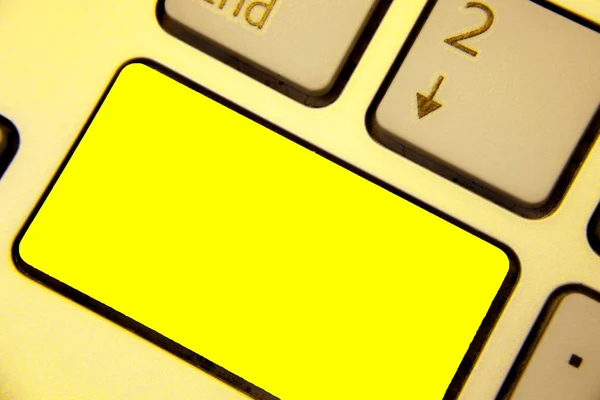 Design conceito de negócio Modelo vazio texto espaço de cópia para anúncio site isolado Teclado amarelo chave Intenção criar computador computação documento de reflexão — Fotografia de Stock