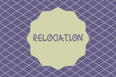 Tehcir gösterilen Not yazma. Yeni bir yere taşıma ve ev ya da iş kurma eylem vitrine iş fotoğraf