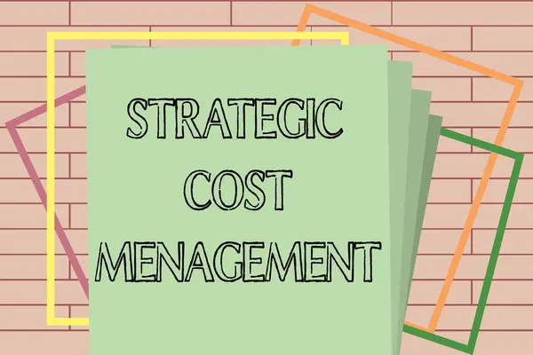 Handgeschreven tekst schrijven van strategisch Management van de kosten. Begrip betekenis combineren Decision Making met de budgettering van de uitgaven — Stockfoto