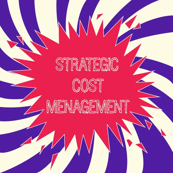 Word tekst intoetsen Strategisch Management van de kosten. Bedrijfsconcept voor het combineren van de besluitvorming met de budgettering van de uitgaven — Stockfoto