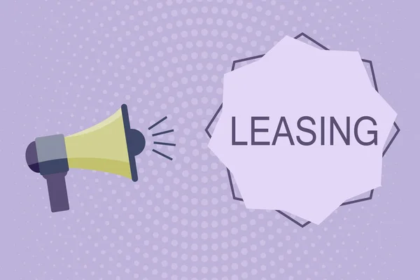 Escribiendo nota mostrando Leasing. Foto comercial mostrando Grant on lease Alquiler Acuerdo entre dos partes Contrato —  Fotos de Stock