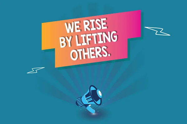 Word writing text We Rise By Lifting Others.. Concepto de negocio para Team Spirit nos sentimos abundantes con posibilidad — Foto de Stock