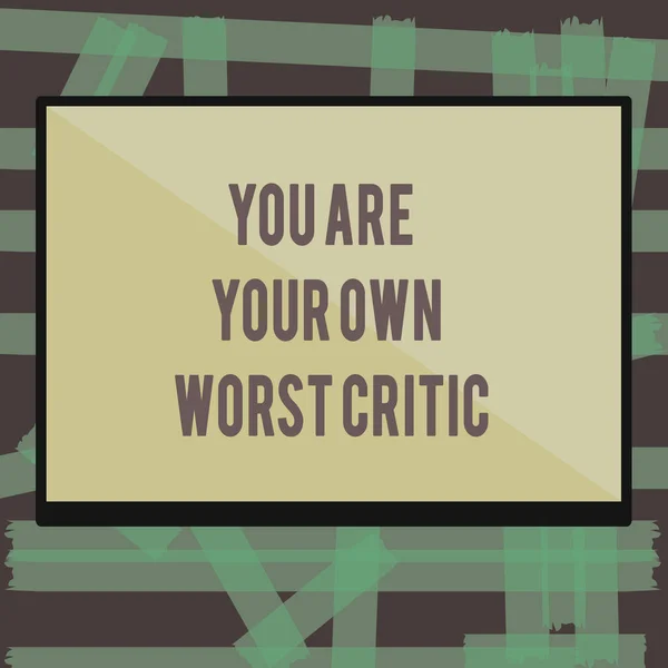 Sen Are Your kendi kötü eleştirmeni gösterilen Not yazma. Çok fazla öz üzerinde Hayır için olumlu geribildirim vitrine iş fotoğraf — Stok fotoğraf