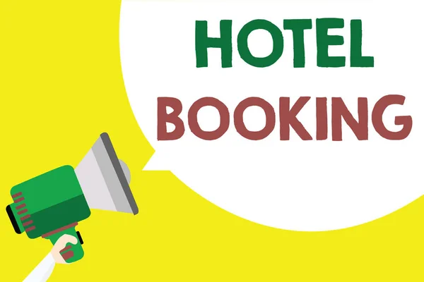 Scrittura concettuale a mano che mostra Hotel Booking. Business photo text Prenotazioni online Presidential Suite De Luxe Ospitalità Uomo che tiene megafono altoparlante discorso bolla sfondo giallo . — Foto Stock