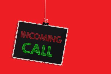 Gelen çağrı yazma el yazısı metin. Gelen alınan arayan kimliği telefon sesli mesaj Vidcall asılı blackboard ileti iletişim bilgi işareti kırmızı arka planını anlam kavramı.