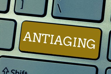El yazısı metin Antiaging. Yaşım ilerliyor görünümünü önlemek için tasarlanmış bir ürün anlam kavramı