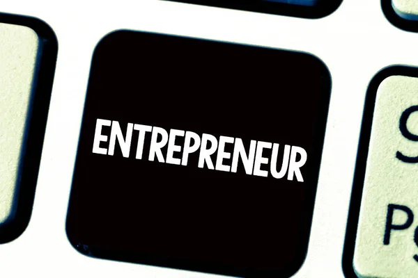 Sinal de texto mostrando empreendedor. Foto conceitual Pessoa que cria uma empresa assumindo riscos financeiros — Fotografia de Stock