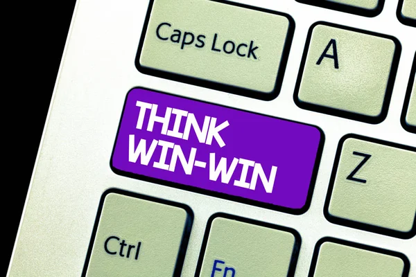 Sinal de texto mostrando Think Win Win. Foto conceitual Acordos ou soluções são mutuamente benéficos e satisfatórios — Fotografia de Stock