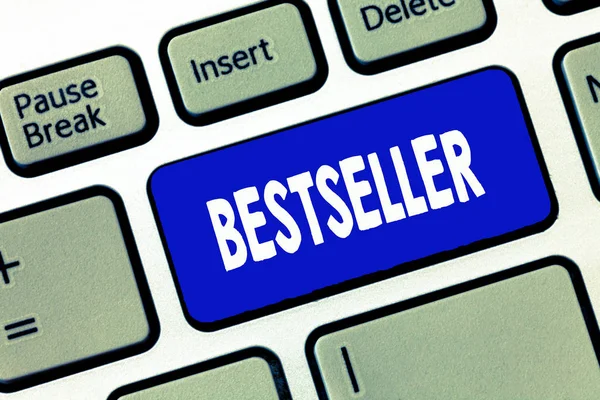 Word tekst intoetsen Bestseller. Business concept voor boek product verkocht in grote aantallen succesvolle literatuur — Stockfoto
