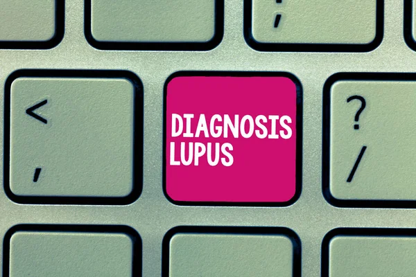 Escritura manual conceptual que muestra Diagnóstico Lupus. Foto de negocios mostrando examen de orina muestran un aumento del nivel de proteína — Foto de Stock