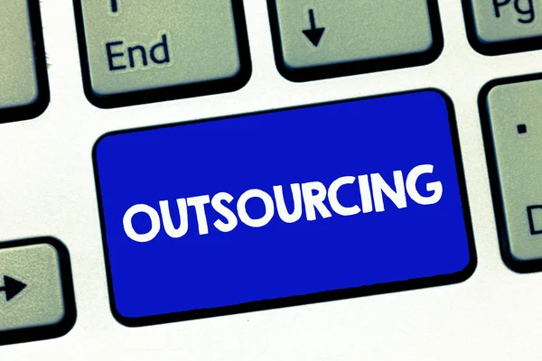 Χειρόγραφου κειμένου Outsourcing. Έννοια που σημαίνει την απόκτηση αγαθών ή υπηρεσιών από τη σύμβαση από εξωτερικό προμηθευτή — Φωτογραφία Αρχείου