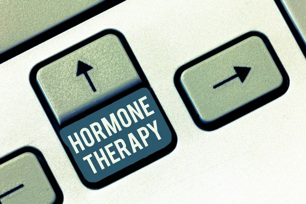 Escrevendo nota mostrando Terapia Hormônica. Foto de negócios mostrando o uso de hormônios no tratamento de sintomas da menopausa — Fotografia de Stock