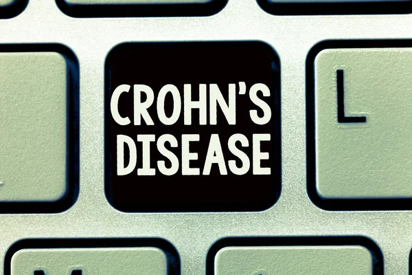 Escribir nota que muestra Crohn s es la enfermedad. Foto comercial que muestra enfermedad inflamatoria del tracto gastrointestinal — Foto de Stock