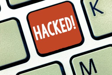 Kavramsal el Hacked gösterilen yazma. İş fotoğraf vitrine sistem veya bilgisayar siber suç verilere yetkisiz erişim elde