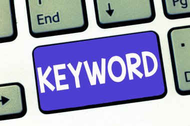 Anahtar kelime gösterilen Not yazma. Kelime kavram büyük önem önemli pazarlama stratejisi ile vitrine iş fotoğraf