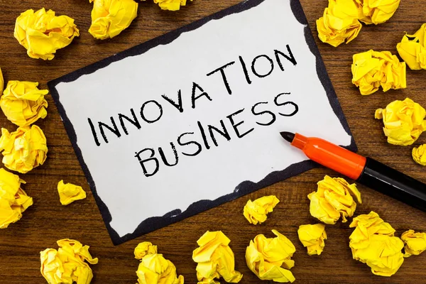 Escribir una nota que muestra Innovation Business. Exhibición de fotos de negocios Introducir nuevas ideas Flujos de trabajo Metodología Servicios — Foto de Stock