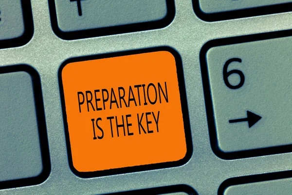 Escrever nota mostrando Preparação é a chave. Foto de negócios mostrando a ação de fazer algo pronto para o serviço ou uso — Fotografia de Stock