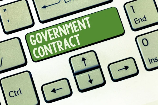 テキスト政府契約書を書く。管理者にサービスを販売する契約プロセスのビジネスコンセプト — ストック写真