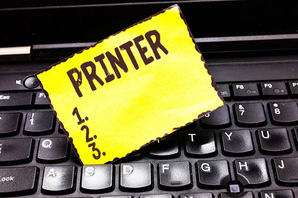 단어 쓰기 텍스트 프린터입니다. 장치에 대 한 비즈니스 개념 컴퓨터 사무 기기에서 만들어진 것 들을 인쇄 하는 데 사용 — 스톡 사진