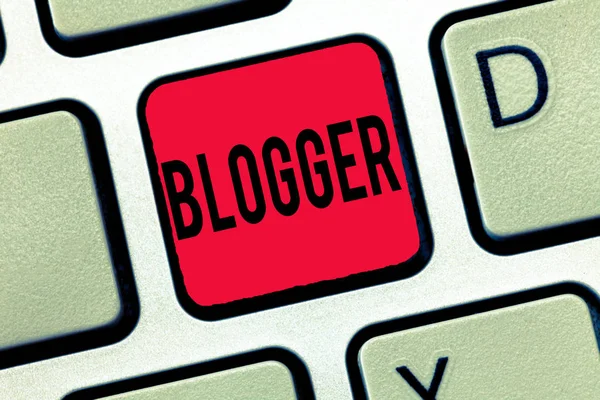 Escritura a mano Blogger. Concepto que significa Persona que escribe regularmente material para un blog —  Fotos de Stock