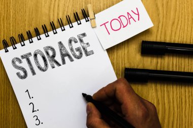 Depolama gösterilen Not yazma. İş fotoğraf depolama vitrine eylem bir şey güvenli adam marker defter clothepin hatırlatma ahşap masa fincan kahve tutan şeyler ileride kullanmak tutmak için.