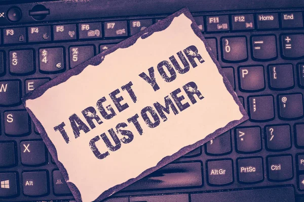 Ecriture conceptuelle montrant Target Your Customer. Photo d'affaires présentant Tailor Marketing Pitch Définir les consommateurs potentiels — Photo
