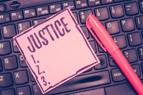 Γράφοντας κείμενο λέξη δικαιοσύνη. Επιχειρηματική ιδέα για την ποιότητα της ύπαρξης μόνο αμερόληπτος ή δίκαιη διοίκηση των κανόνων δικαίου — Φωτογραφία Αρχείου