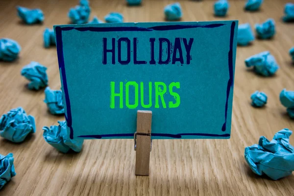 Handskrift text writing Holiday timmar. Begreppet mening schema 24 eller 7 halva dagen idag Sistaminuten sent utgående klädnypa innehav blå papper märka skrynklade papper flera försöker misstag. — Stockfoto