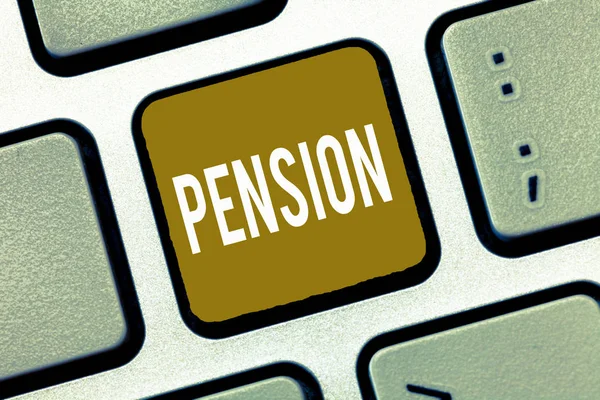 Testo calligrafico Pension. Concetto significato Reddito anziani guadagnano dopo il pensionamento Risparmia per gli anni anziani — Foto Stock