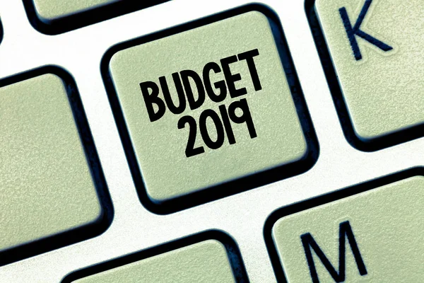 Conceptuele hand schrijven tonen begroting 2019. Zakelijke foto presentatie van Nieuwjaar raming van inkomsten en uitgaven financieel Plan — Stockfoto