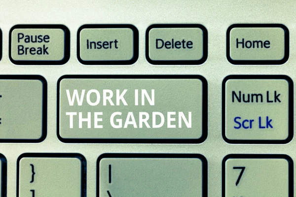 Uwaga: pisanie Wyświetlono pracy w ogrodzie. Biznesowe zdjęcie prezentujący tendencją sadzonki roślin stoczni trawnika i roślin — Zdjęcie stockowe