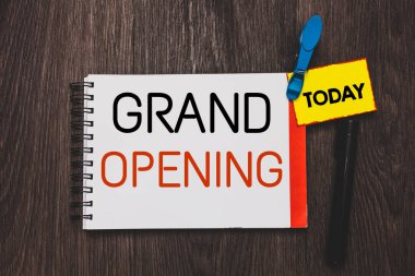 Büyük açılış gösterilen Not yazma. Uyarı mektubu ahşap arka plan tutan şerit kesme yeni iş ilk resmi gün başlatılması açık defter beyaz sayfa clothespin vitrine iş fotoğraf.