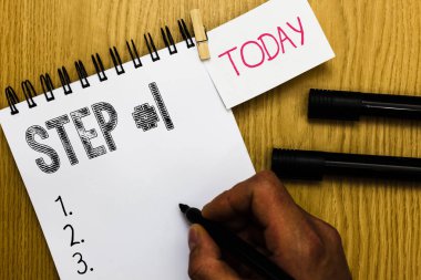 1. adımda gösterilen Not yazma. İş başında başlatma yapmak marker defter clothepin hatırlatma ahşap masa fincan kahve tutan adam ilerleme planlanan stratejinin vitrine başlangıç fotoğraf.