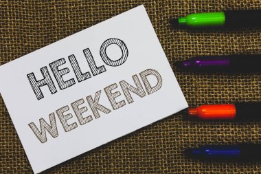 El yazısı metin Merhaba hafta sonu. İşaretleyicileri Jüt arka plan kaçış macera Cuma pozitifliği gevşeme davet beyaz kağıt önemli hatırlatma iletişim fikirleri anlam kavramı.