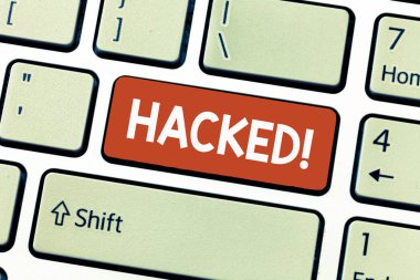 Kavramsal el Hacked gösterilen yazma. İş fotoğraf vitrine sistem veya bilgisayar siber suç verilere yetkisiz erişim elde