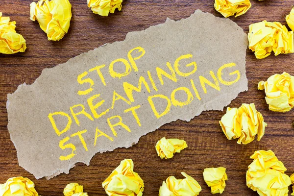 Texto de escritura de palabras Stop Dreaming Start Doing. Concepto de negocio para poner sus sueños en acción Materializarlo — Foto de Stock