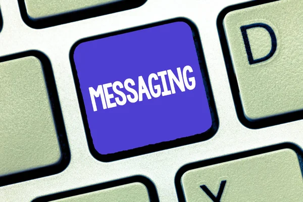 Escritura manual conceptual que muestra Mensajería. Exhibición de fotos de negocios Comunicación con otros a través de mensajes Mensajes de texto Chatear — Foto de Stock