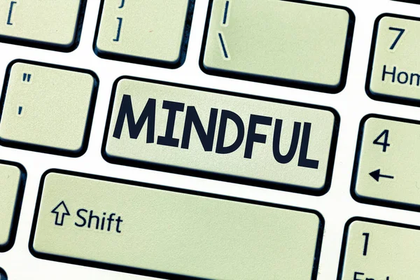 Escritura manual conceptual que muestra Mindful. Foto de negocios mostrando Consciente Consciente de algo Inclinado Dispuesto a hacer Meditación — Foto de Stock