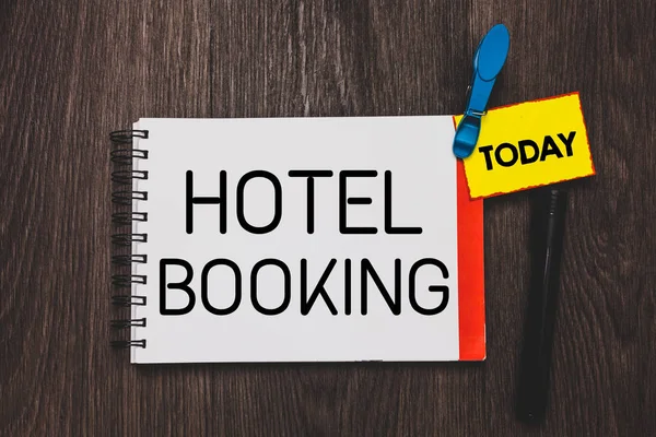 Schreiben Notiz zeigt Hotelbuchung. Business-Foto präsentiert Online-Reservierungen Präsidentensuite de luxe Gastfreundschaft offenes Notizbuch weiße Seite Wäscheklammer hält Erinnerung hölzernen Hintergrund. — Stockfoto