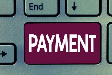 Ödeme gösterilen Not yazma. Birisi ya da bir şey vermek para son satınalma ödeme işlemi vitrine iş fotoğraf