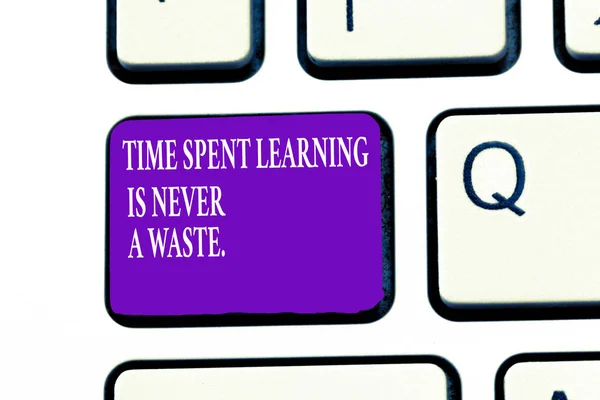 Texte d'écriture de mot Temps passé L'apprentissage n'est jamais un gaspillage.. Concept d'affaires pour l'éducation n'a pas de fin Gardez la sagesse — Photo