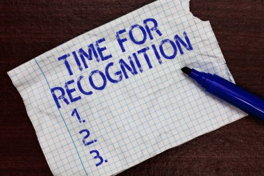 Zaman için tanıma gösterilen Not yazma. Bildirim aralığı uyarıcı ve doğa kare defter kağıt işaretleri iletişim arasında fikir Expressing duygular vitrine iş fotoğraf.