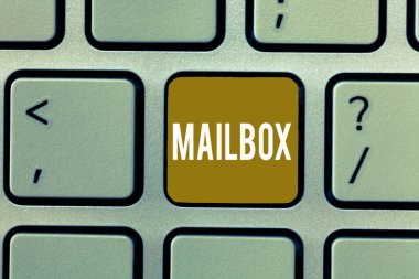 Posta kutusu gösterilen Not yazma. İş fotoğraf kutusunu vitrine bilgisayar dosyası e-posta ayarlarını posta teslim edildiği yazı üzerine monte edilmiş