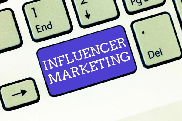 Escrever nota mostrando Influencer Marketing. Foto de negócios mostrando Endorser que Influenciam Clientes Alvo Potencial — Fotografia de Stock