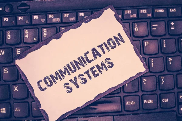 コミュニケーションシステムを示す概念的な手書き文字。信号を送信するための機械の情報利用の流れを紹介するビジネス写真 — ストック写真