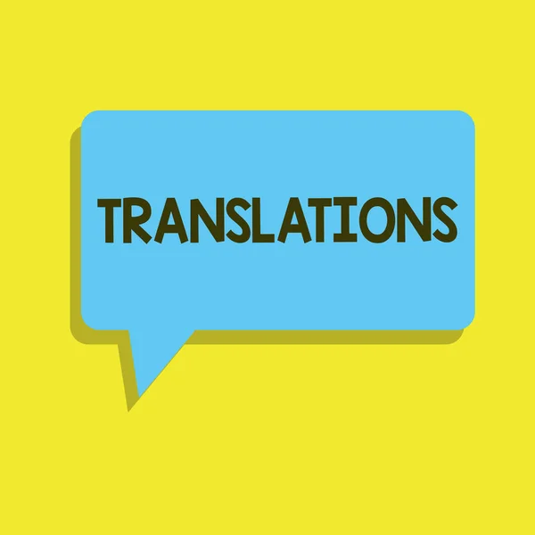 번역을 보여주는 글을 참고. 다른 언어로 텍스트를 번역 하는 과정을 보여주는 비즈니스 사진 — 스톡 사진