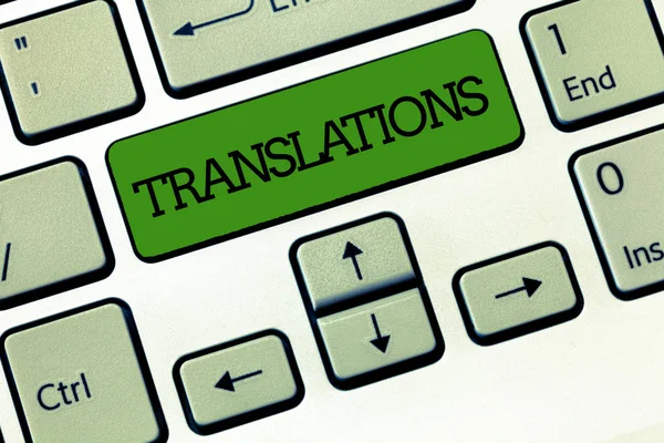 Handskrift text översättningar. Konceptet innebär processen för att översätta texter från ett språk till ett annat — Stockfoto
